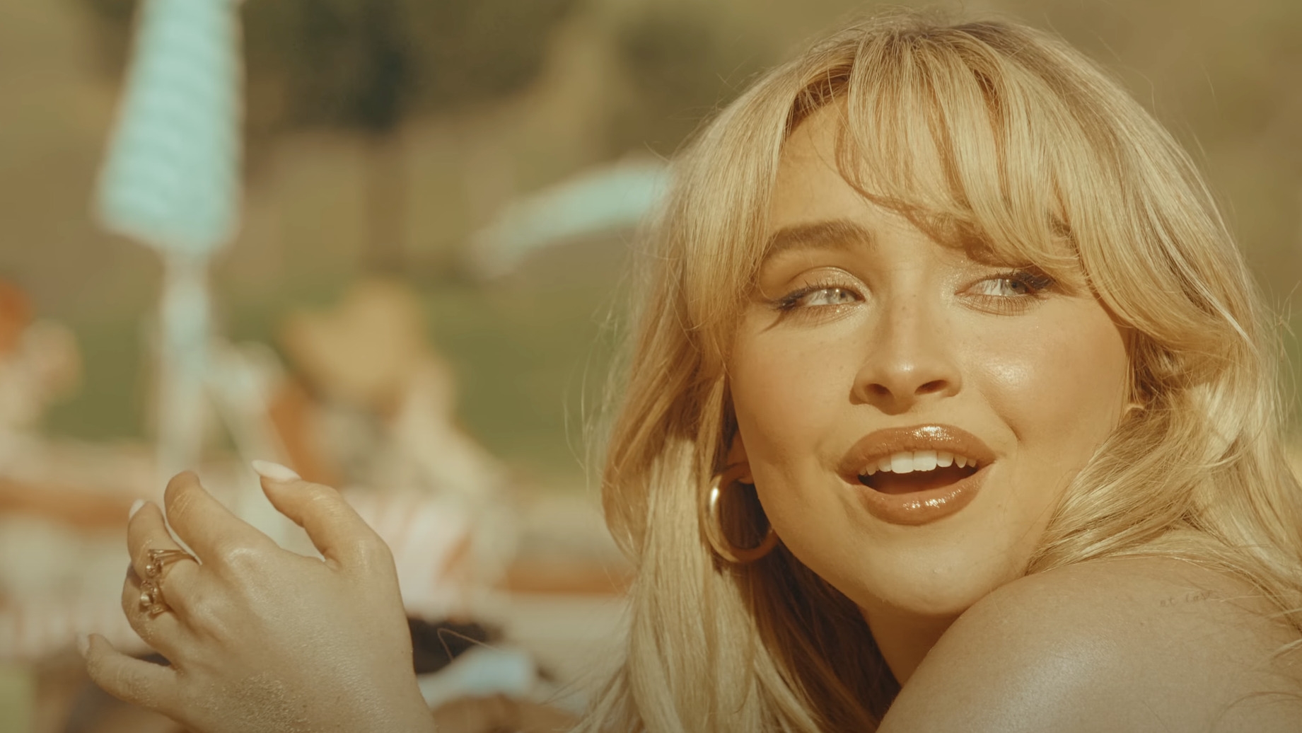 Sabrina Carpenter bate 2 bilhões de streams com o single “Espresso”