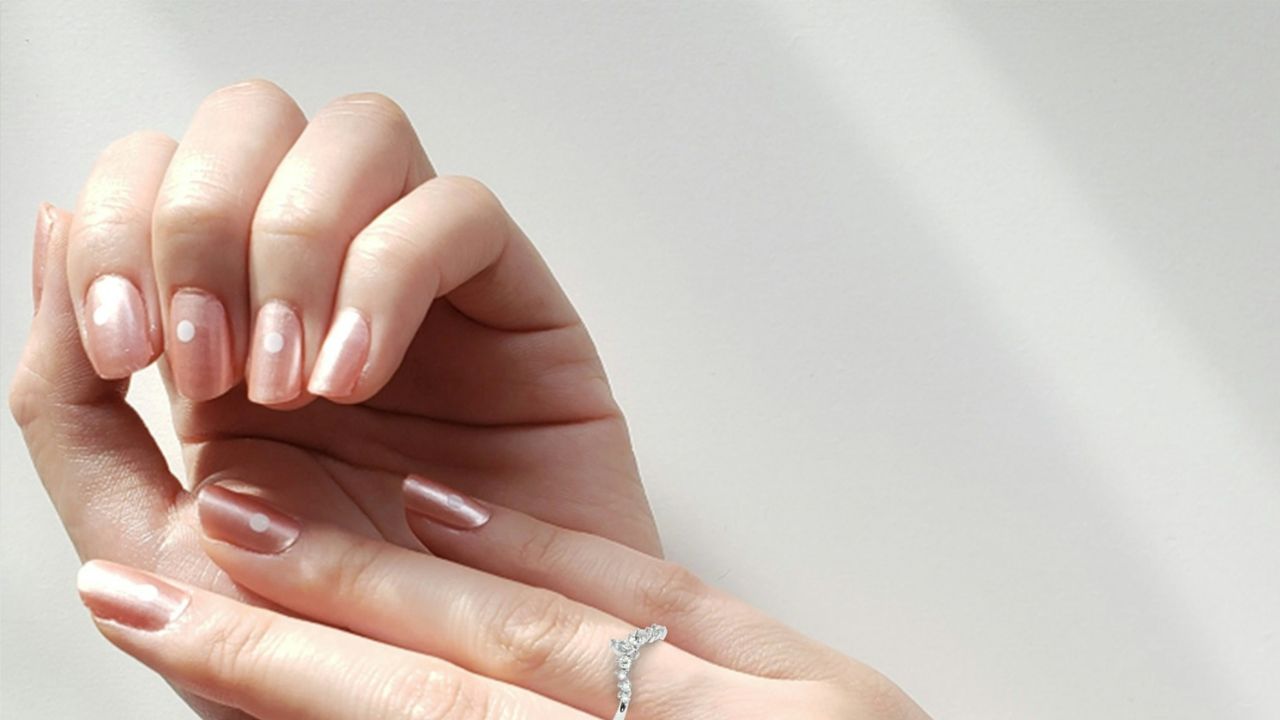 Unhas de vidro trazem frescor e graça nesta temporada